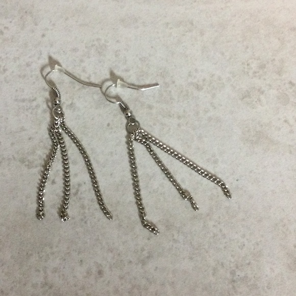 NWT Paparazzi Silver Chain Dangle Earrings - Picture 2 of 3